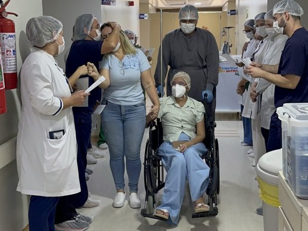 Profissionais se emocionaram na alta de Sabrina — Foto: Cedida