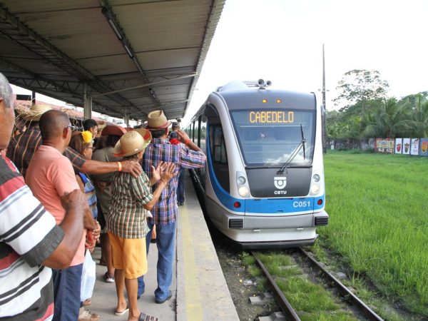 Espera ansiosa do trem na estação da CBTU em João Pessoa, onde partiu a 16ª edição do 'Forró nos Trilhos' da melhor idade — Foto: Gabriel Costa/G1