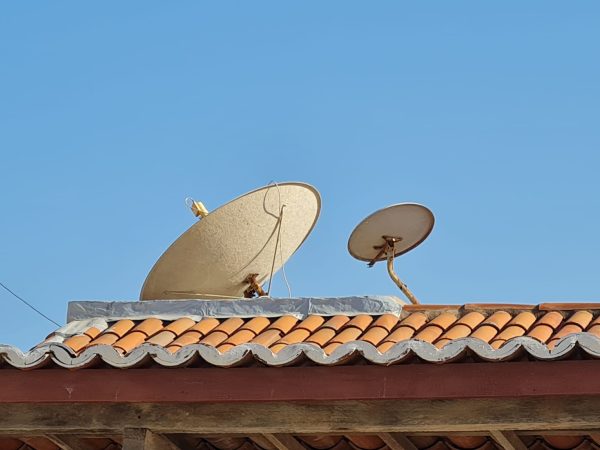 Nova parabólica digital chega às famílias de baixa renda com 20 estações de rádio gratuitas. — Foto: Divulgação