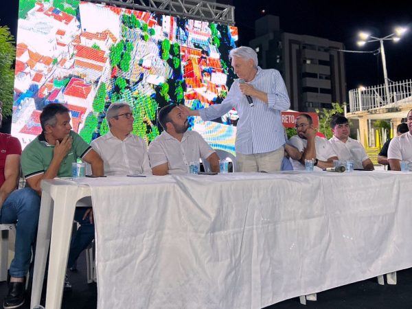 João Maia participou da assinatura da ordem de serviço para a reforma da Praça Senador Dinarte Mariz. — Foto: Divulgação