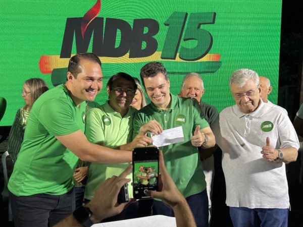 A ficha foi abonada pelo vice-governador e presidente do MDB, Walter Alves. — Foto: Divulgação