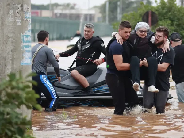 As fortes chuvas que castigam Canoas — e o Rio Grande do Sul — desde a semana passada resultaram em uma grande força-tarefa da Prefeitura para retirar famílias desalojadas ou desabrigadas de áreas de risco. Nas últimas horas, a mobilização se intensificou em bairros como Mathias Velho, Rio Branco, Cinco Colônias, Central Park, Fátima e Niterói. A ação conta com a Defesa Civil, as Forças Armadas, o Corpo de Bombeiros e voluntários. Foto: Pref. de Canoas/Divulgação