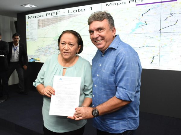 O documento foi entregue durante a assinatura da ordem de serviço para restauração de mais um lote de rodovias. — Foto: Divulgação