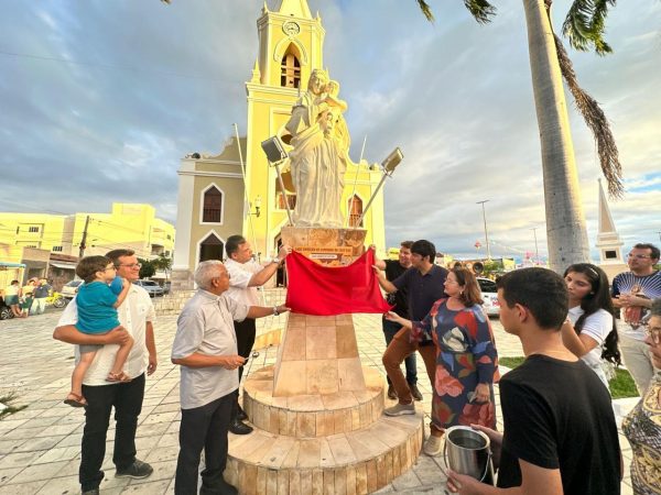 O mapa com toda a rota foi fixado em frente à igreja matriz de Currais Novos. — Foto: Divulgação