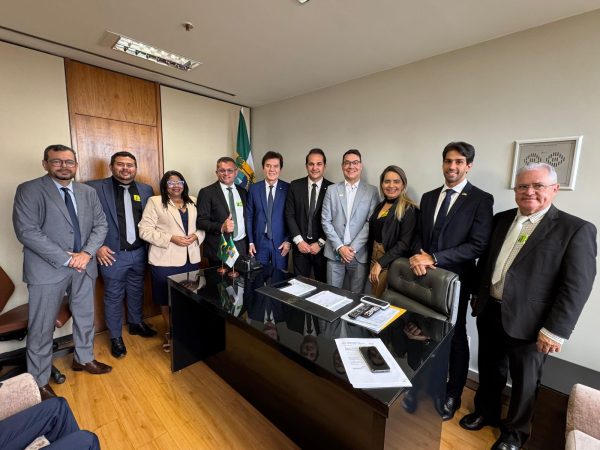 O deputado está acompanhado de prefeitos eleitos e vereadores de diversos municípios do RN. — Foto: Divulgação