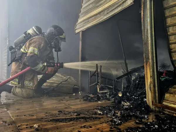 Rio de Janeiro 12/01/2025 - Defesa Civil combate incêndio no camelódromo da Uruguaiana. Fotos:  Angela Goes/CBMERJ