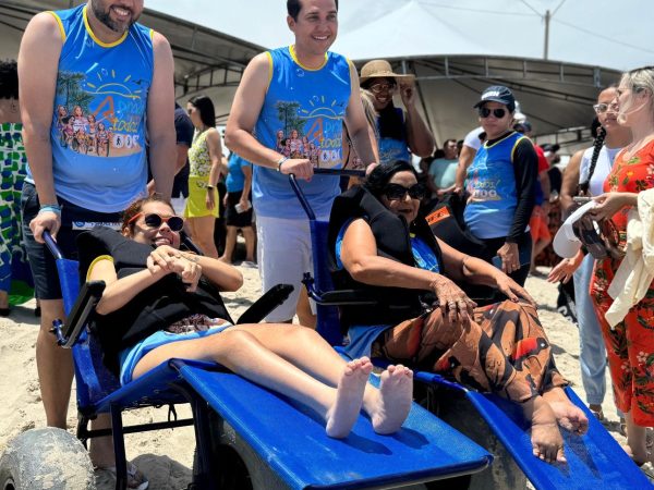 Cadeiras anfíbias, pranchas adaptadas e coletes salva-vidas foram entregues à ADEFIM. — Foto: Divulgação