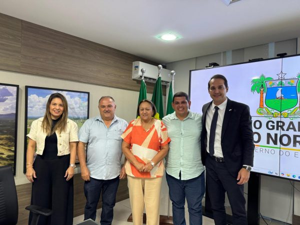 Fátima Bezerra se reuniu com lideranças políticas e representantes de instituições na governadoria. — Foto: Divulgação