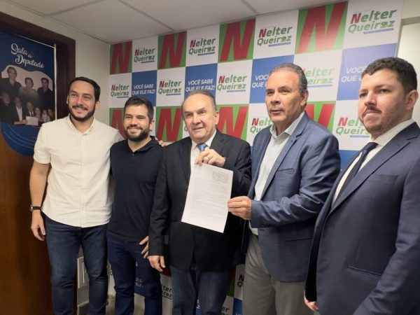 O grupo foi recebido pelo deputado estadual Nelter Queiroz. — Foto Divulgação
