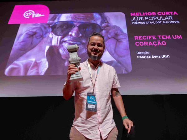 A obra acompanha o cantor de brega Silvo Silva, fenômeno das redes sociais. — Foto: Divulgação