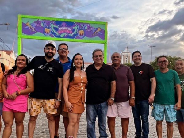 Durante a visita, Álvaro Dias destacou o clima de alegria e confraternização vivido pelos foliões. — Foto: Reprodução/Instagram