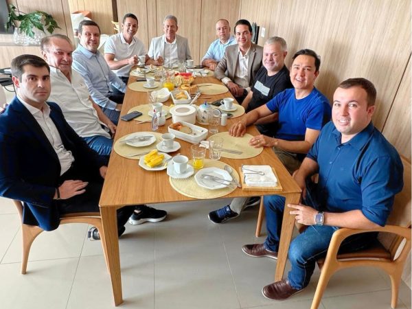 O encontro com um grupo expressivo de parlamentares e lideranças políticas aconteceu na residência do deputado Neilton Diógenes. — Foto: Divulgação