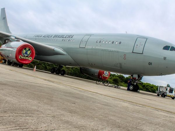 Rio de Janeiro (RJ), 16.10.2023- Aeronave KC-30 (Airbus A330 200), da FAB, decola do Aeroporto do Galeão para realizar o sétimo voo de repatriação de brasileiros em Israel. Purificadores de água e kits médicos foram embarcados no voo, que tem a dupla missão de resgatar brasileiros em Israel e levar insumos humanitários para Gaza. Fotos: Gov BR/ FAB