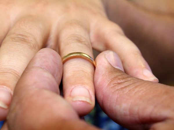 Aliança de casamento no dedo. — Foto: Pedro Bolle/USP Imagens