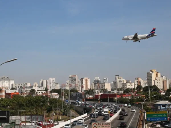 Avião da LATAM Airlines, anteriormente TAM Linhas Aéreas, aterriza no Aeroporto de Congonhas.