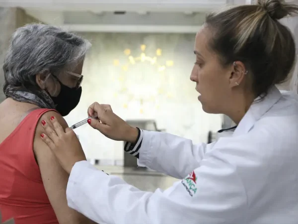São Paulo (SP), 02/05/2023 - Aplicação da vacina bivalente contra a covid-19 no posto móvel de vacinação da Unidade Básica de Saúde - UBS República na galeria subterrânea da praça do Patriarca. Foto: Rovena Rosa/Agência Brasil