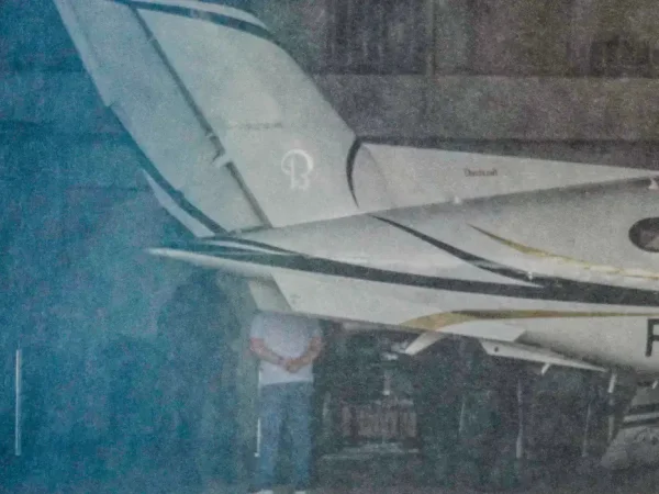 Brasília (DF), 06/04/2026 - Avião trazendo banqueiro Daniel Vorcaro, dono do Banco Master chegando ao hangar da polícia federal vindo da penitenciária 2 de Potim, no interior de São Paulo para penitenciária federal de Brasília. Ele estava preso em São Paulo desde quinta (5) e cumpriria um período de isolamento de 10 dias, parte de um procedimento padrão na chegada à cadeia.
Foto: Rafa Neddermeyer/Agência Brasil