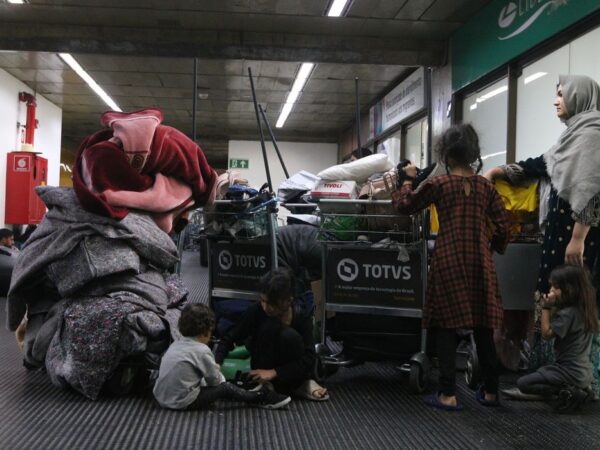 São Paulo (SP), 27/11/2023 - Refugiados afegãos com visto humanitário acampam no Aeroporto Internacional de Guarulhos a espera de abrigo. Foto: Rovena Rosa/Agência Brasil