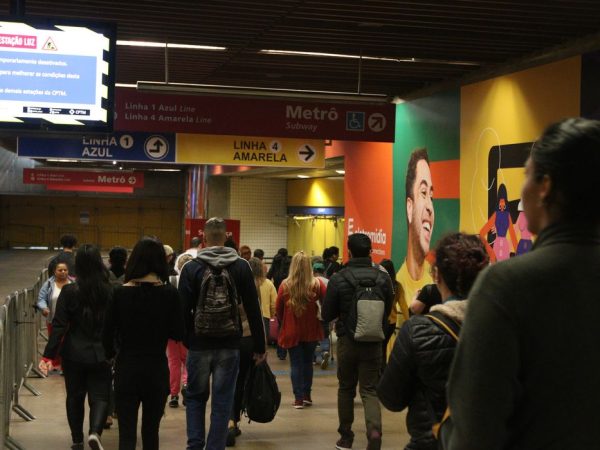 São Paulo (SP), 03/10/2023 - Usuários do transporte público na estação da Luz durante a greve em linhas de metrô e trens contra privatizações do transporte público e do serviço de saneamento. Foto: Rovena Rosa/Agência Brasil