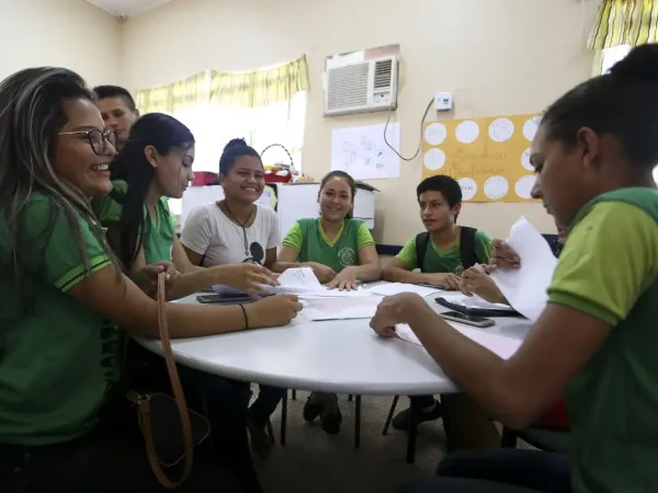 Alunos da escola estadual Raymundo Sá, no município de Autazes, interagem virtualmente com professores e alunos durante aula a distância produzida no Centro Nacional de Mídias de Educação.