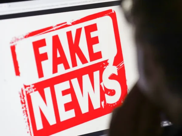 BBrasília (DF), 15.05.2023 - Fake News, ou Notícias Falsas (termo traduzido), são conteúdos enganosos distribuídos deliberadamente e principalmente através de plataformas digitais e redes sociais, e têm por objetivo enganar a fim de obtenção de ganhos financeiros ou políticos. Normalmente vêm acompanhadas por manchetes sensacionalistas que chamam a atenção da população, que é impelida ao compartilhamento, amplificando ainda mais o processo enganoso. Foto: Wilson Dias/Agência Brasil