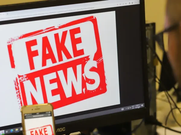 Brasília (DF), 15.05.2023 - Fake News, ou Notícias Falsas (termo traduzido), são conteúdos enganosos distribuídos deliberadamente e principalmente através de plataformas digitais e redes sociais, e têm por objetivo enganar a fim de obtenção de ganhos financeiros ou políticos. Normalmente vêm acompanhadas por manchetes sensacionalistas que chamam a atenção da população, que é impelida ao compartilhamento, amplificando ainda mais o processo enganoso. Foto: Wilson Dias/Agência Brasil