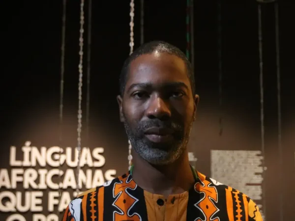 São Paulo (SP), 21/05/2024 - O cantor e compositor Tiganá Santana é o curador da mostra Línguas Africanas que Fazem o Brasil no Museu da Língua Portuguesa. Foto: Rovena Rosa/Agência Brasil