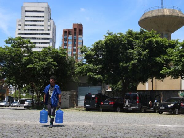 São Paulo (SP), 06/12/2023 - Homem carrega galões de água em frente o reservatório da Sabesp em Vila Mariana. Foto: Rovena Rosa/Agência Brasil