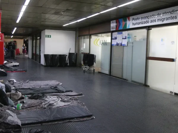 São Paulo (SP), 11/03/2024 - Acampamento dos refugiados afegãos com visto humanitário que esperam por abrigo no Aeroporto Internacional de Guarulhos. Foto: Rovena Rosa/Agência Brasil