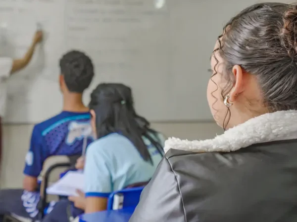 Brasília (DF), 25/06/2026 – Alunos do ensino médio do CED 16, na Ceilândia, aproveitam o segundo semestre letivo para intensificar a preparação em sala de aula visando o Exame Nacional do Ensino Médio (Enem), vestibulares, Programa de Avaliação Seriada (PAS/UnB) e outros processos seletivos de ingresso no ensino superior
Foto: Rafa Neddermeyer/Agência Brasil