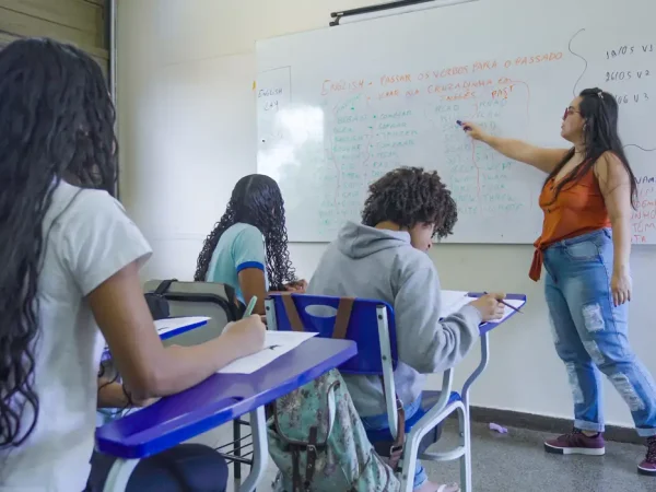 Brasília (DF), 25/06/2026 – Alunos do ensino médio do CED 16, na Ceilândia, aproveitam o segundo semestre letivo para intensificar a preparação em sala de aula visando o Exame Nacional do Ensino Médio (Enem), vestibulares, Programa de Avaliação Seriada (PAS/UnB) e outros processos seletivos de ingresso no ensino superior
Foto: Rafa Neddermeyer/Agência Brasil