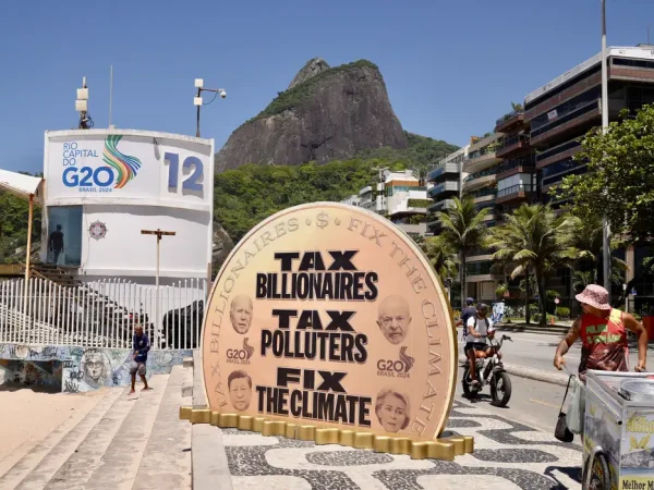 Rio de Janeiro (RJ), 18/11/2024 - Organizações da sociedade civil da rede Observatório do Clima realiza manifestação para pressionar o G20 a financiar ações climáticas robustas, com a taxação de super ricos. Foto: Thiago Dezan/Divulgação