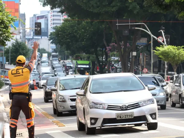 São Paulo (SP), 20/03/2024 - Funcionários da Companhia de Engenharia de Tráfego (CET) monitoram o trânsito na rua da Consolação durante o apagão de energia de Enel que desligou os semáforos. Foto: Rovena Rosa/Agência Brasil