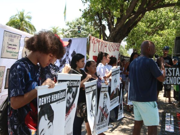 São Paulo (SP), 18/12/2023 - Manifestação dos famíliares dos nove jovens vítimas do Massacre de Paraisópolis em frente ao Fórum Criminal da Barra Funda. Foto: Rovena Rosa/Agência Brasil