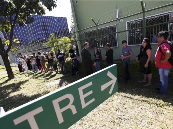 Brasilienses enfrentam filas no último dia para regularização da situação com a Justiça Eleitoral.