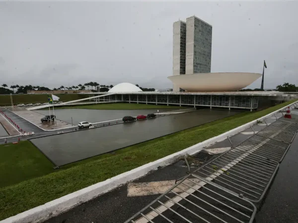 Brasília (DF) 31/01/25 Grades que cerca o Congresso nacional foi quase toda para o chão durante a forte chuva que caiu na Esplanada dos Ministérios. Foto Lula Marques/ Agência Brasil