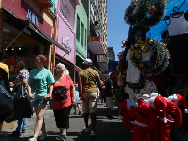 São Paulo (SP), 19/12/2023 - Movimento de consumidores nas lojas da rua 25 de Março. Foto: Rovena Rosa/Agência Brasil