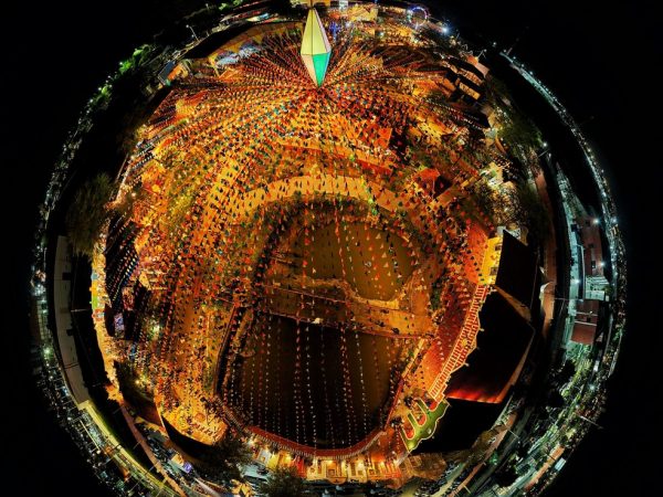 Vila Sítio São João, em Campina Grande, iluminada durante a noite — Foto: Arquivo Pessoal/Rondinelle de Paula
