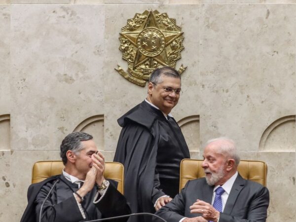 Brasília (DF), 22/02/2024, O Supremo Tribunal Federal (STF) realiza sessão solene de posse do novo ministro da Corte, Flávio Dino. Na foto o presidente do STF, Luiz Roberto Barroso, o Presidente Lula e o ministro Flávio Dino.  Foto: Valter Campanato/Agência Brasil