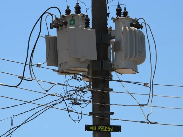 São Paulo (SP), 06/11/2023 - Poste de energia elétrica com cabos desconectados durante blecaute de ebergia da Enel da Via da Saúde. Foto: Rovena Rosa/Agência Brasil