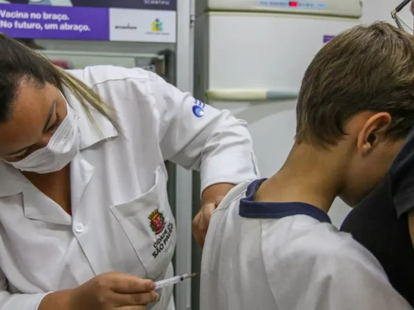 São Paulo (SP), 04/04/2024 - Primeiro dia de vacinação contra dengue em crianças de 10 a 14 anos na Unidade  Básica de Saúde - UBS Vila Jaguara, na região oeste.
Foto: Rovena Rosa/Agência Brasil