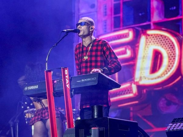 Cantor cego que viralizou com música para Vinícius Júnior estreia no São João de Campina Grande com show adaptado e relembra dificuldades — Foto: Maria Eduarda Batista/g1