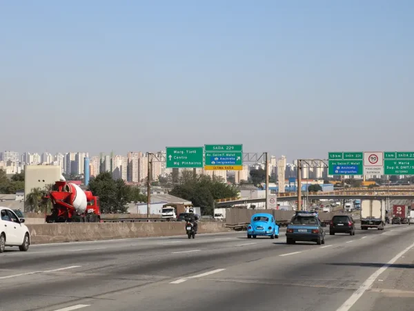 Trânsito de veículos na Rodovia Presidente Dutra