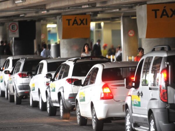 Imagem ilustrativa mostra táxis estacionados