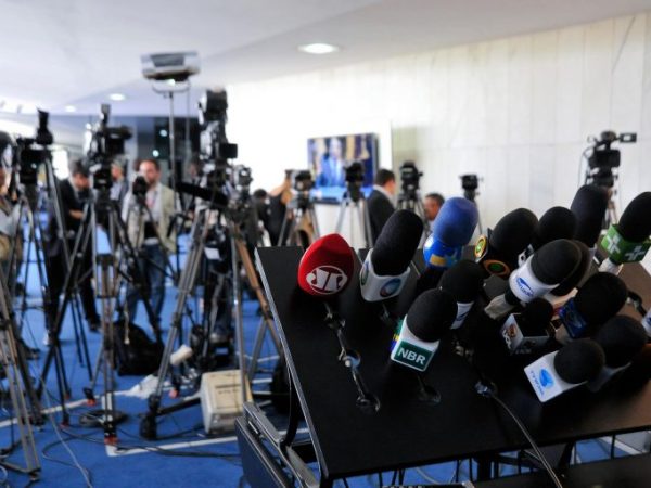 Comunicação - jornalismo - imprensa rádio TV televisão repórteres jornalistas entrevistas opinião pública