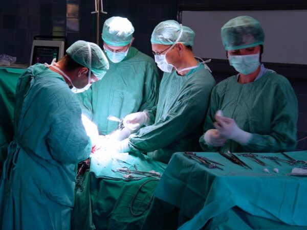 Médicos realizando uma cirurgia