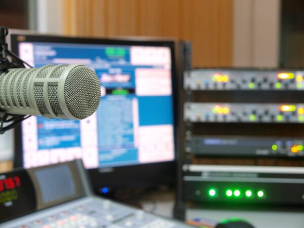 Comunicação - rádio e TV - estúdios locutores radialistas programas microfone