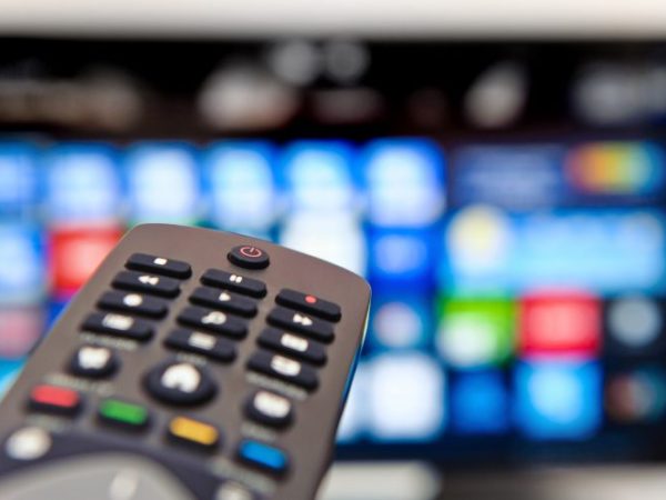 Comunicação - rádio e TV - televisão smartTV controle remoto programas programação
