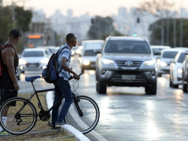 Transporte - bicicletas - mobilidade urbana cidades ciclovias carros trânsito atropelamentos acidentes riscos perigos