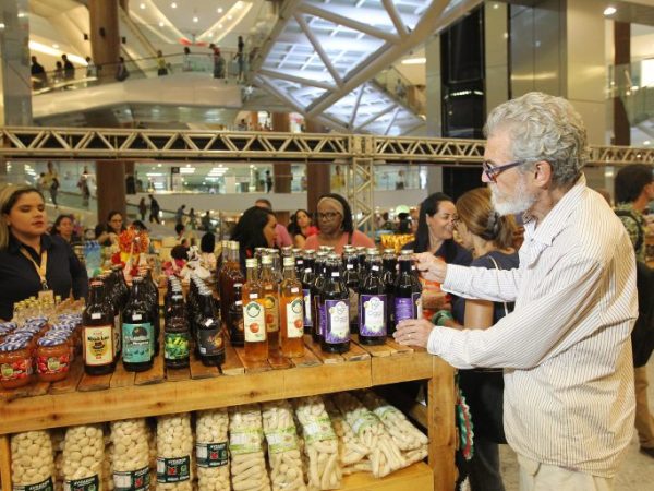 Economia - indústria e comércio - microempreendedor microempresas produção artesanal alimentos empreendedorismo negócios PIB crescimento vendas (Festival de Economia Solidária - Bahia)